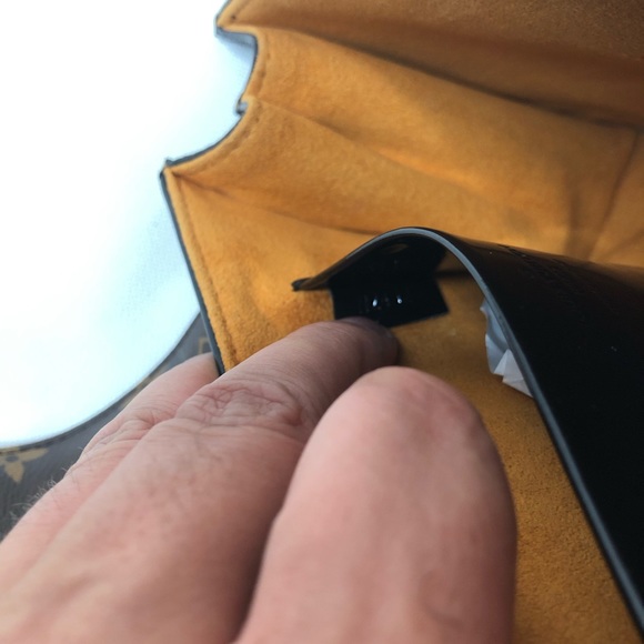 Like new LOUIS VUITTON Vernis Epi Monogram Wynwood - Picture 12 of 13